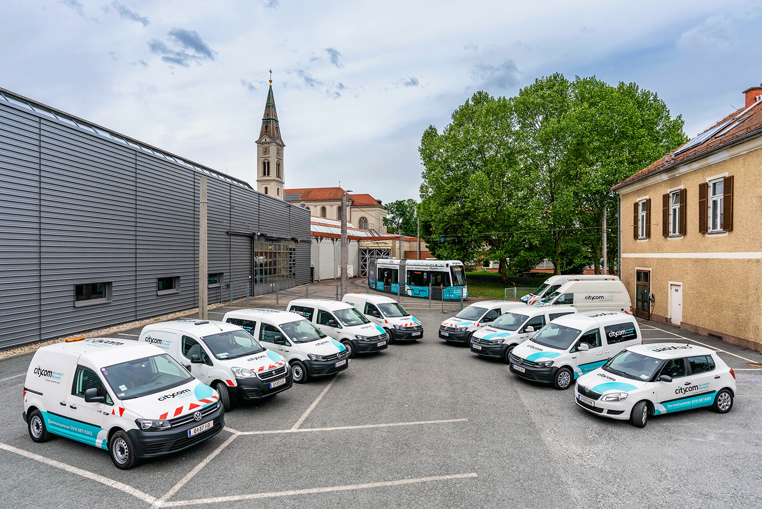Citycom Fahrzeugflotte im Innenhof in Graz