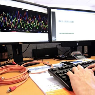 Zwei Bildschirme auf dem Leistungsdiagramme gezeigt werden