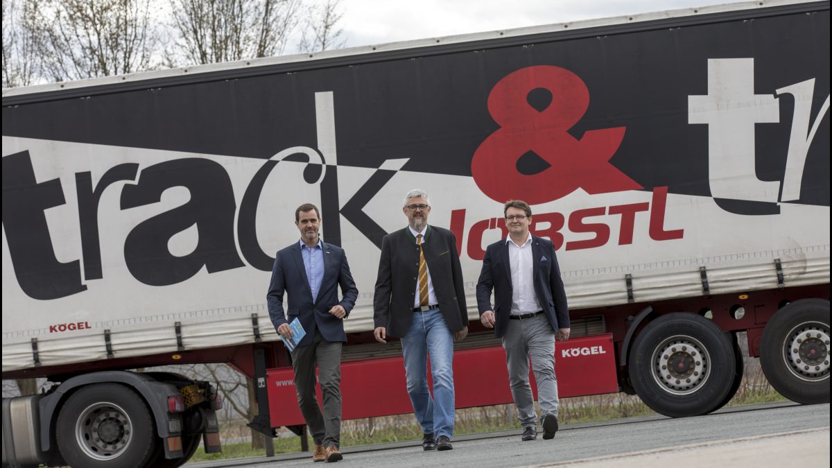 Bernd Stockinger mit Vertretern der Jöbstl Holding vor einem Jöbstl LKW