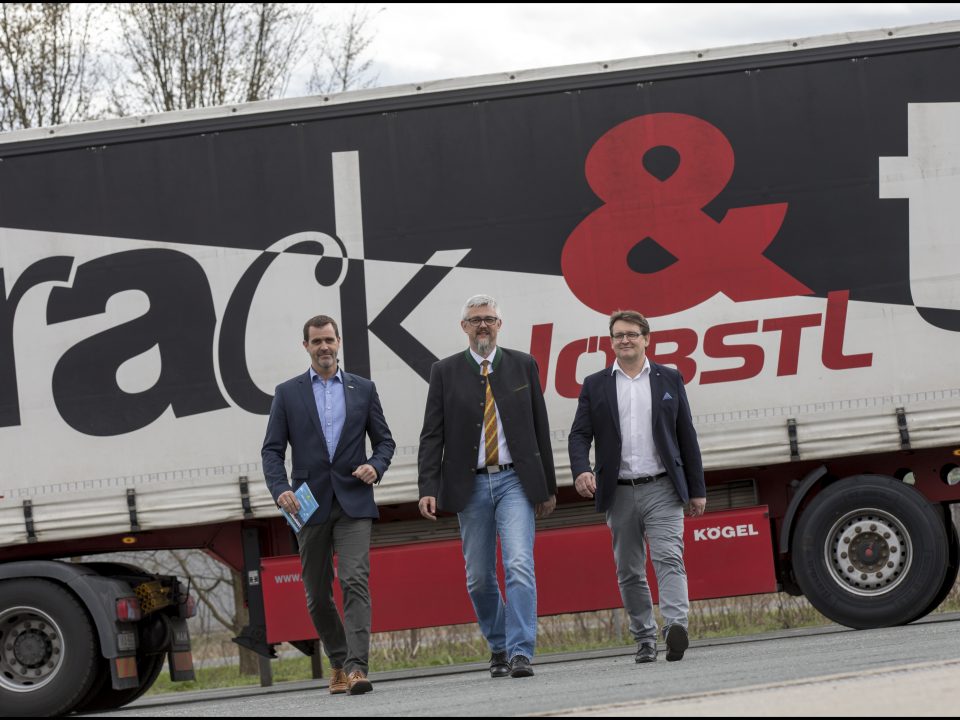 Bernd Stockinger mit Vertretern der Jöbstl Holding vor einem Jöbstl LKW