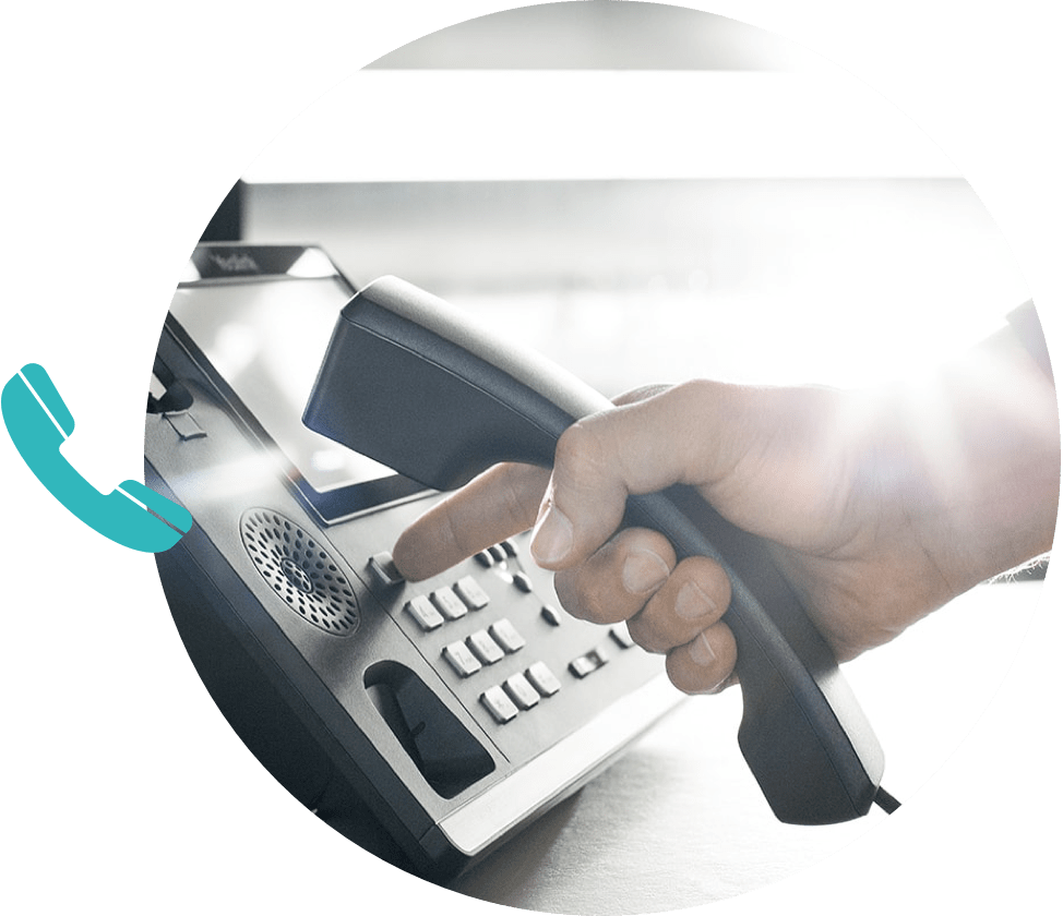 Hand, die einen Telefonhörer hält und eine Nummer wählt mit Voice Icon