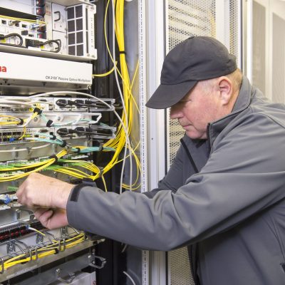 Citycom Mitarbeiter, der im Rechenzentrum arbeitet