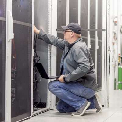 Citycom Mitarbeiter mit Laptop, der im Rechenzentrum arbeitet