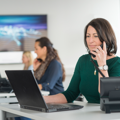 Citycom Mitarbeiterinnen beim Kundensupport im Büro