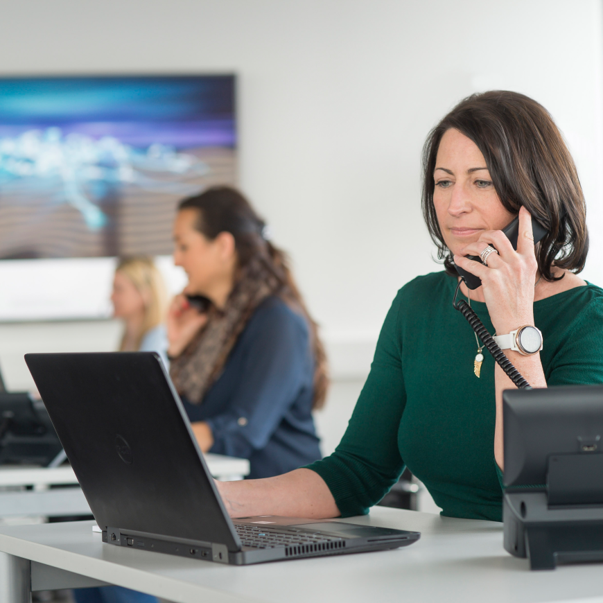 Citycom Mitarbeiterinnen beim Kundensupport im Büro