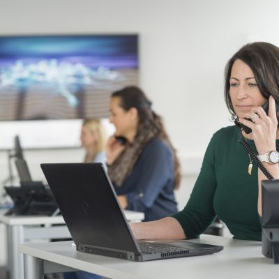 Citycom Mitarbeiterinnen beim Kundensupport im Büro
