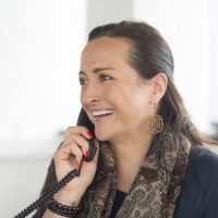 Lachende Citycom Mitarbeiterin am Telefon