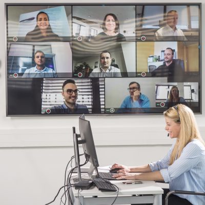 Citycom Mitarbeiterin in einem Online Meeting mit ihren Kolleg:innen.