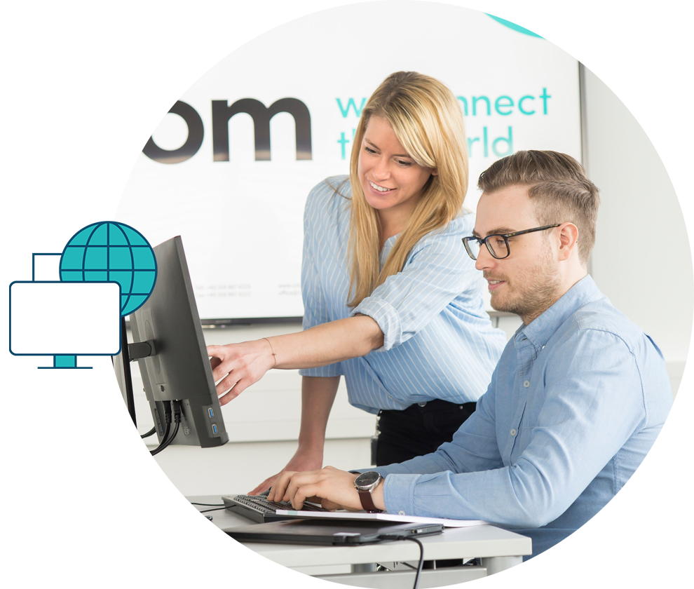 Citycom Mitarbeiterin, die ihrem Kollegen etwas auf dem Bildschirm zeigt, mit Direct Internet Access Icon