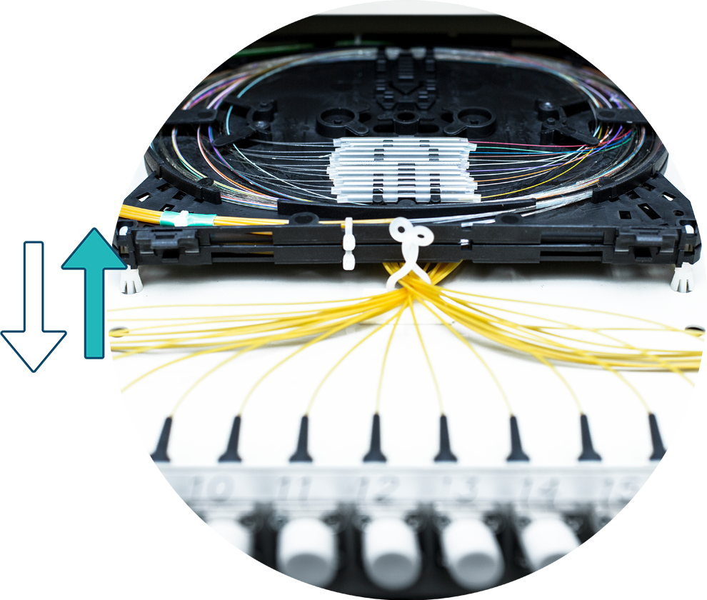 Breitbandinternet mit Internet Upstream Icon seitlich links