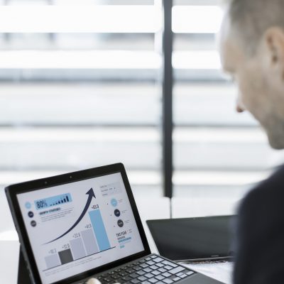 Mitarbeiter, der sich eine Performance Grafik auf dem Laptop ansieht