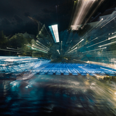Künstlerische Fotografie der Grazer Murinsel bei Nacht