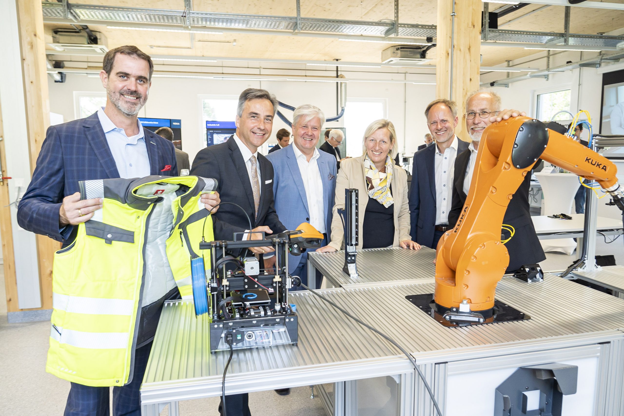 Gruppenfoto von der Pressekonferenz zur Kooperation zwischen Citycom, FH Campus 02 und Nokia mit Vertreter:innen von links nach rechts: Bernd Stockinger, Bürgermeister Siegfried Nagl, Erich Brugger, Kristina Edlinger-Ploder, Udo Traussnigg und Christian-Peter Watzinger.
